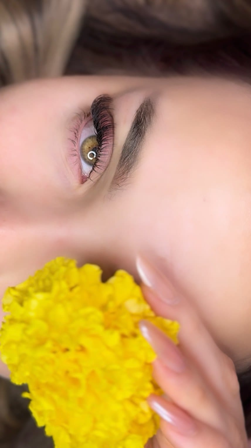 Post 1 by DUBAI Lash academy on Instagram (video)