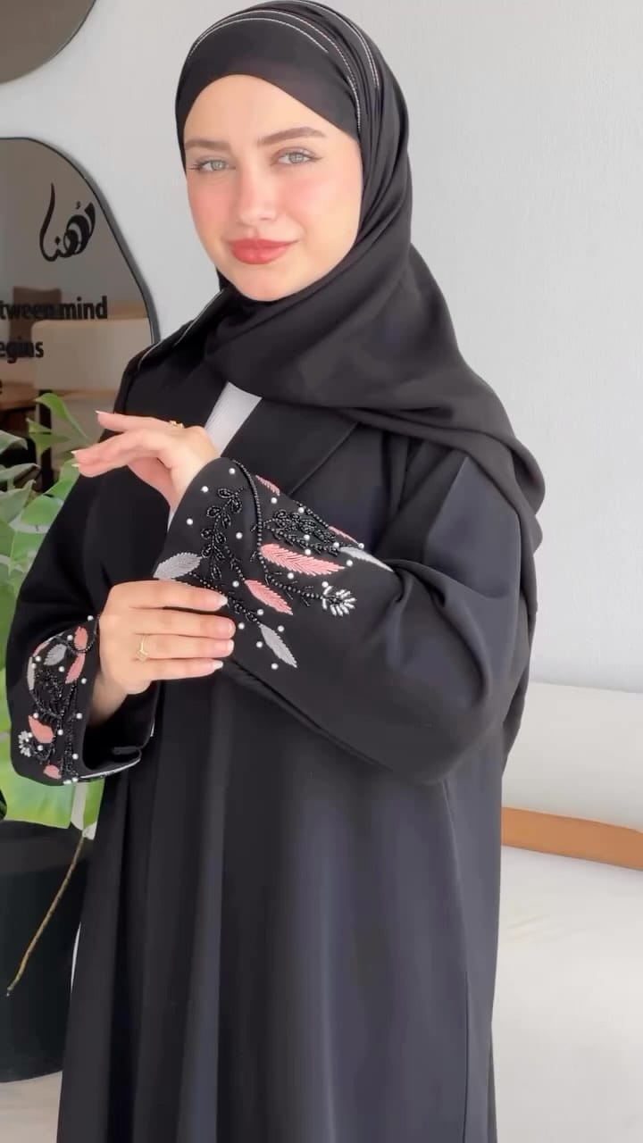 Post 10 by عبايات بالجملة|Abaya Shop Dubai | Abaya Designer  | عباية دبي on Instagram (video)