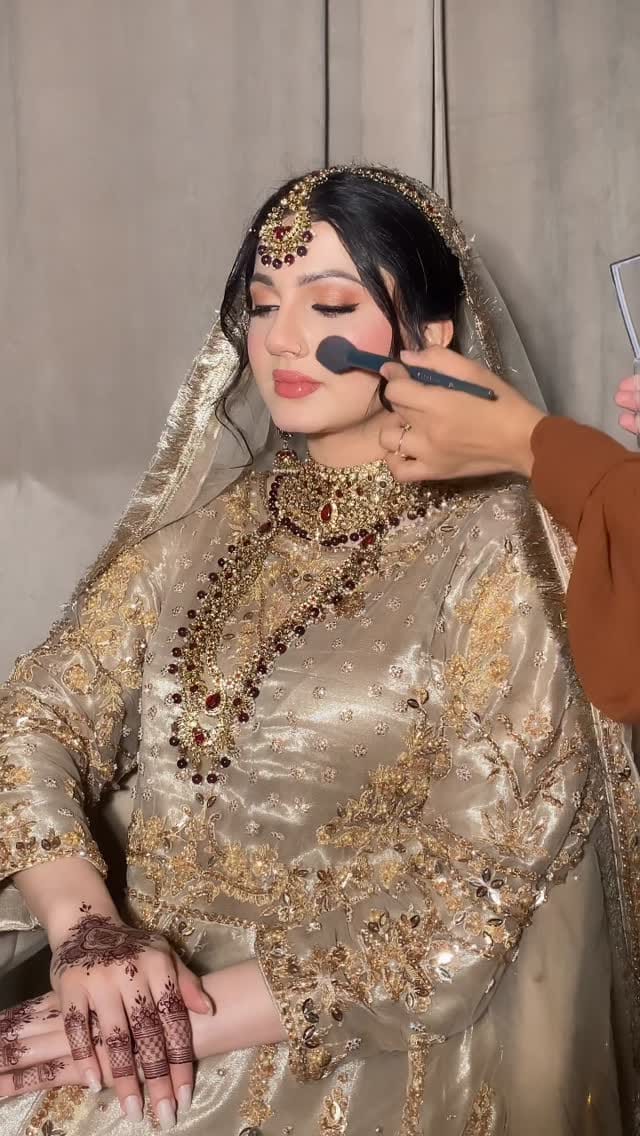 Post 2 by Dubai Makeup Artist & hairstylist on Instagram (video)