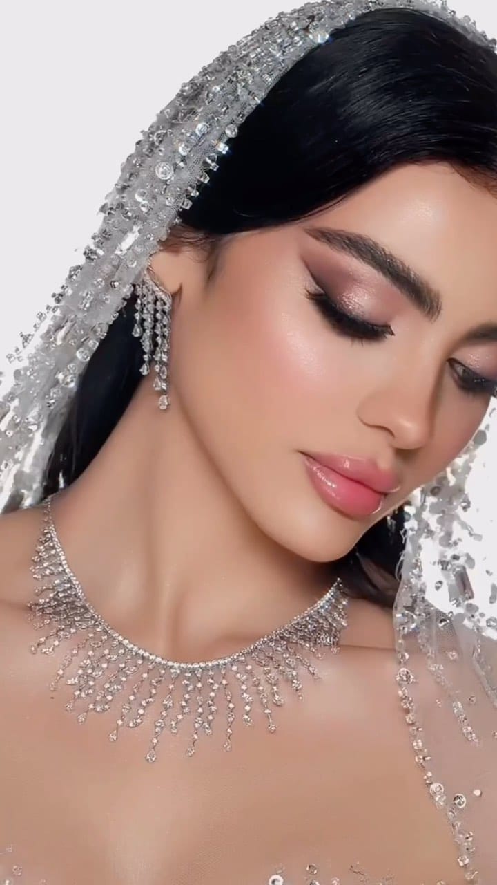 Post 2 by Pro Makeup Artist فاطمة العوضي on Instagram (video)