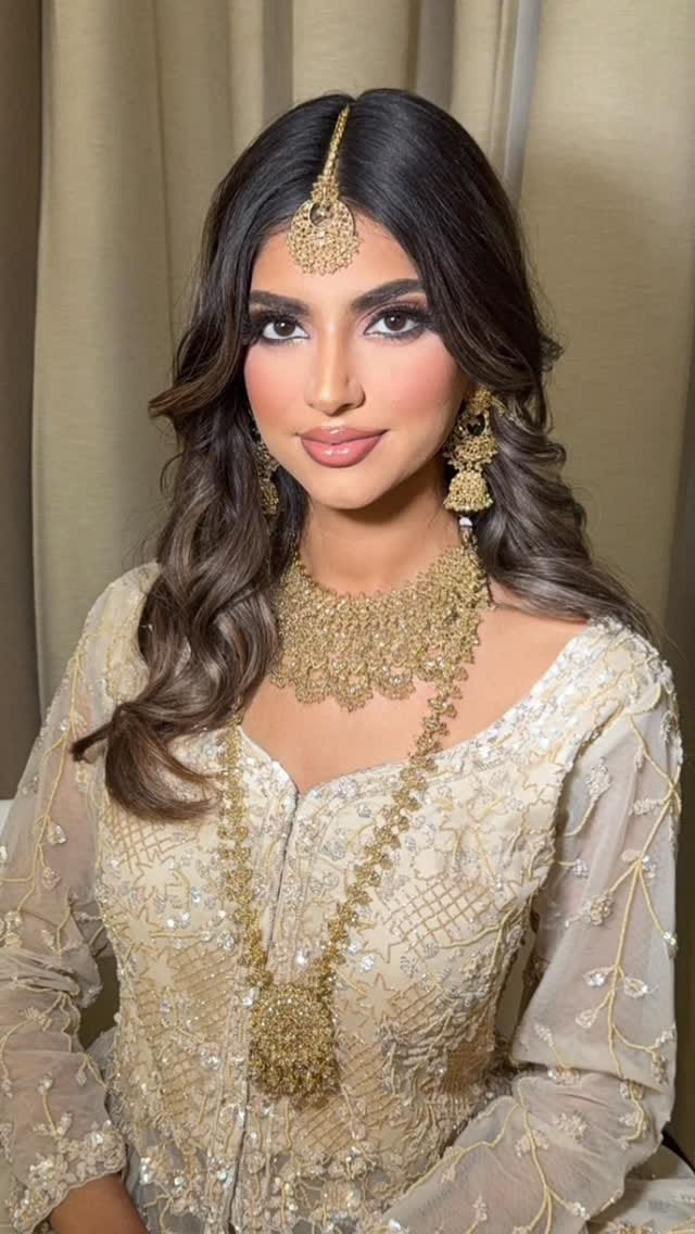 Post 7 by Dubai Makeup Artist Amara on Instagram (video)