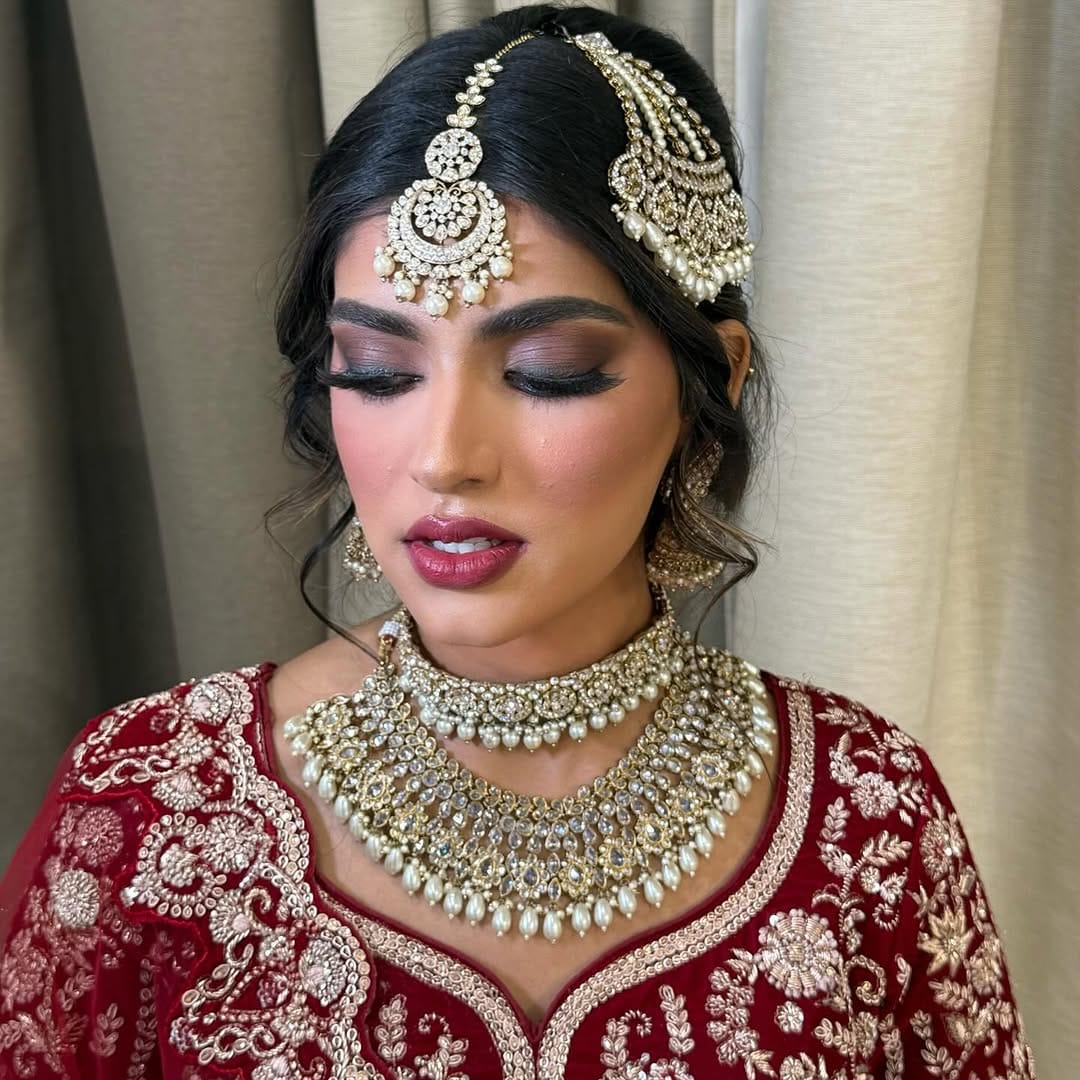 Post 8 by Dubai Makeup Artist Amara on Instagram (carousel)