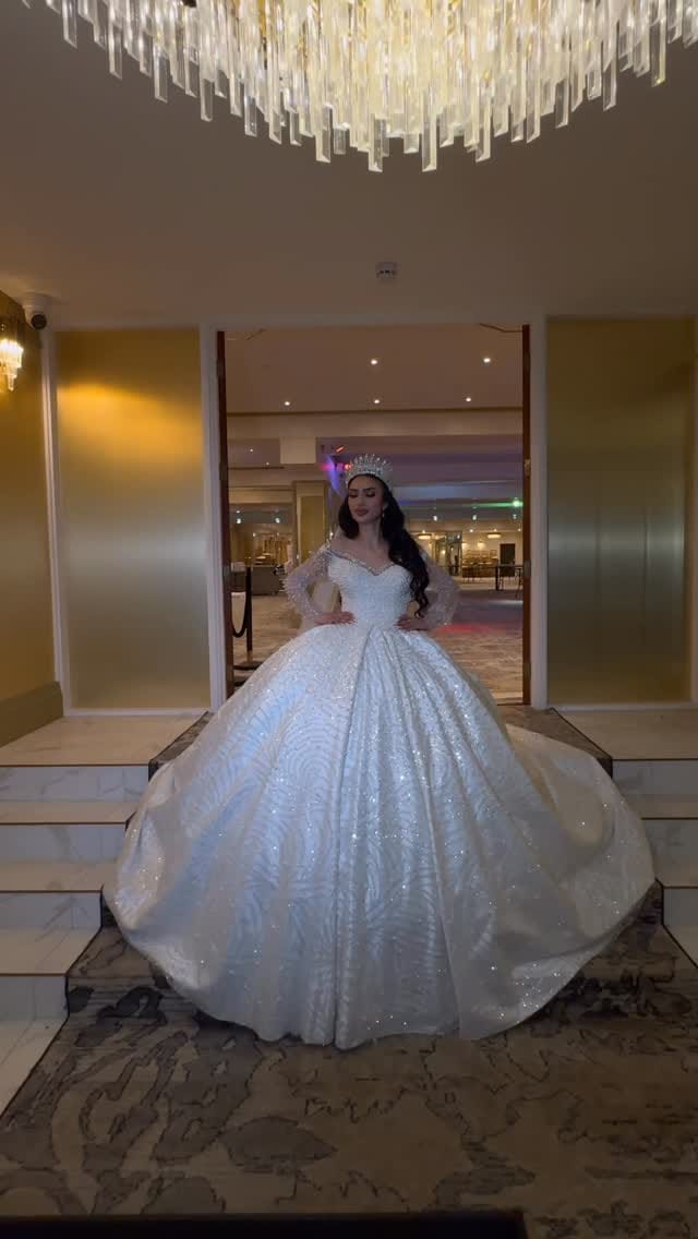 Post 5 by Dubai Makeup Artist Amara on Instagram (video)