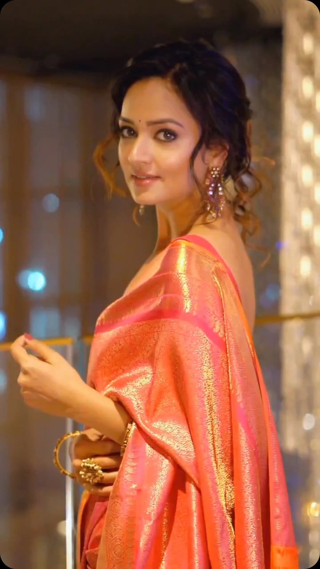 Post 10 by Arafin Shaikh | Dubai Celebrity Makeup Artist on Instagram (video)