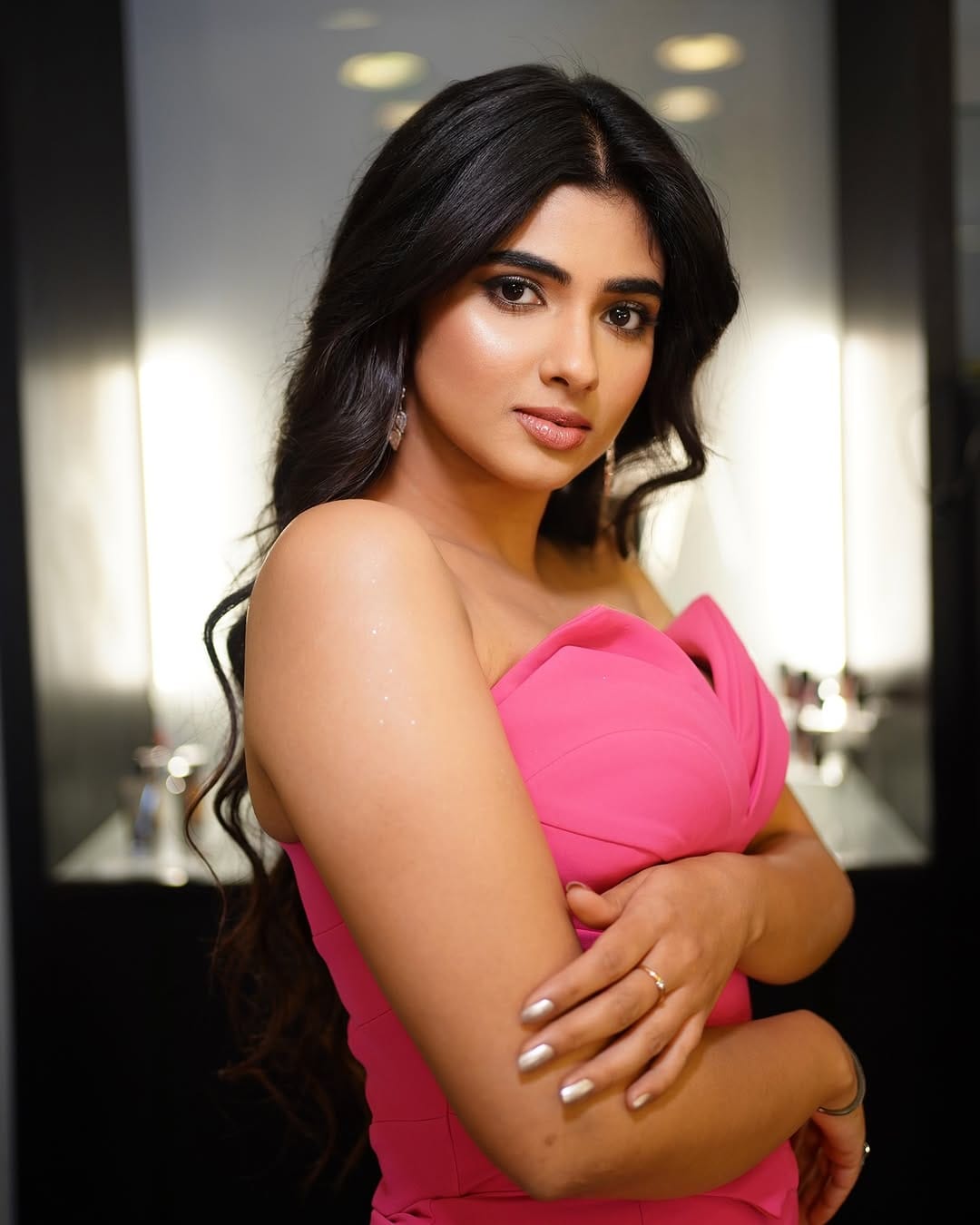 Post 9 by Arafin Shaikh | Dubai Celebrity Makeup Artist on Instagram (carousel)