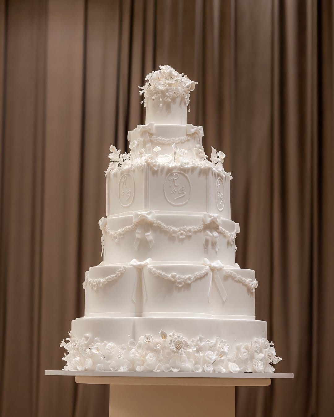 Post 4 by Jays Cakes on Instagram (carousel)