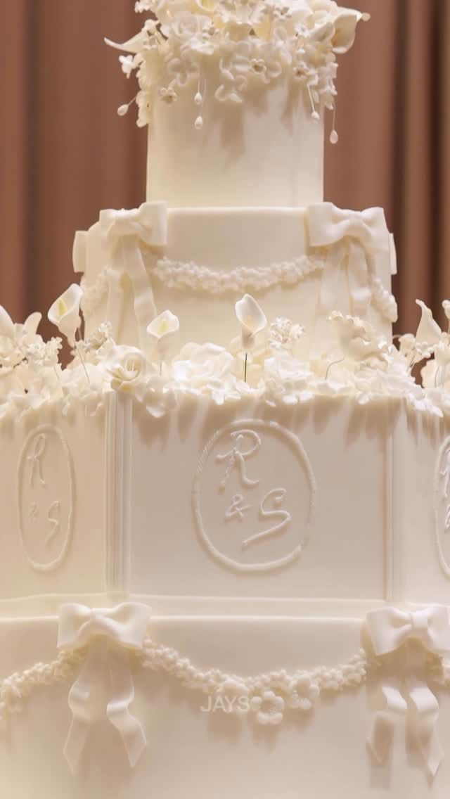 Post 3 by Jays Cakes on Instagram (video)