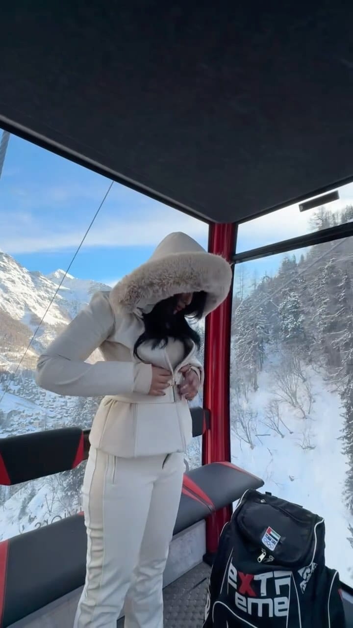 Post 7 by Hamda on Instagram (video)