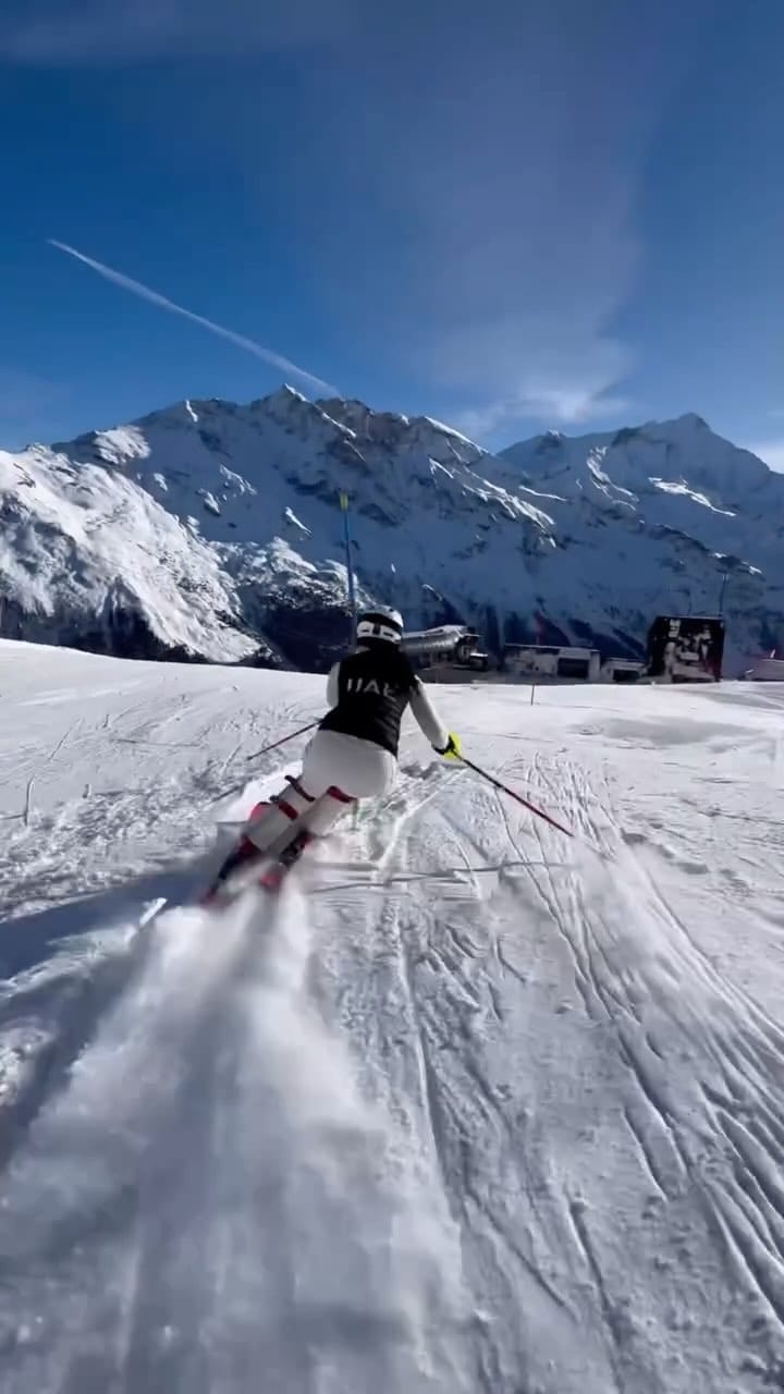 Post 6 by Hamda on Instagram (video)