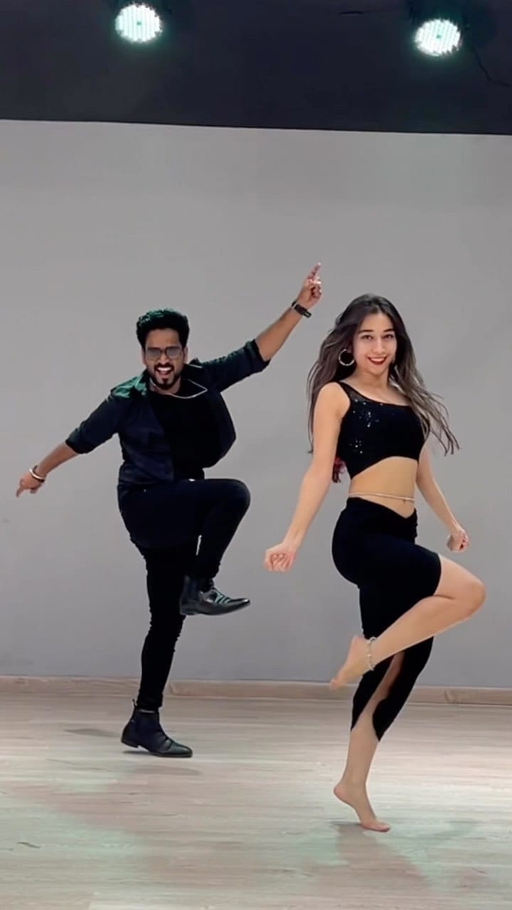 Post 10 by Pranali Khatawkar on Instagram (video)
