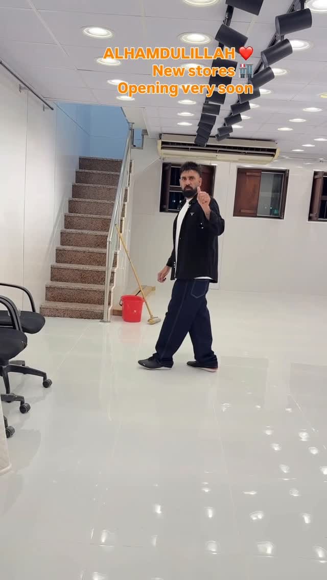 Post 4 by Maan_fashion_dubai_arshad_mehmood on Instagram (video)