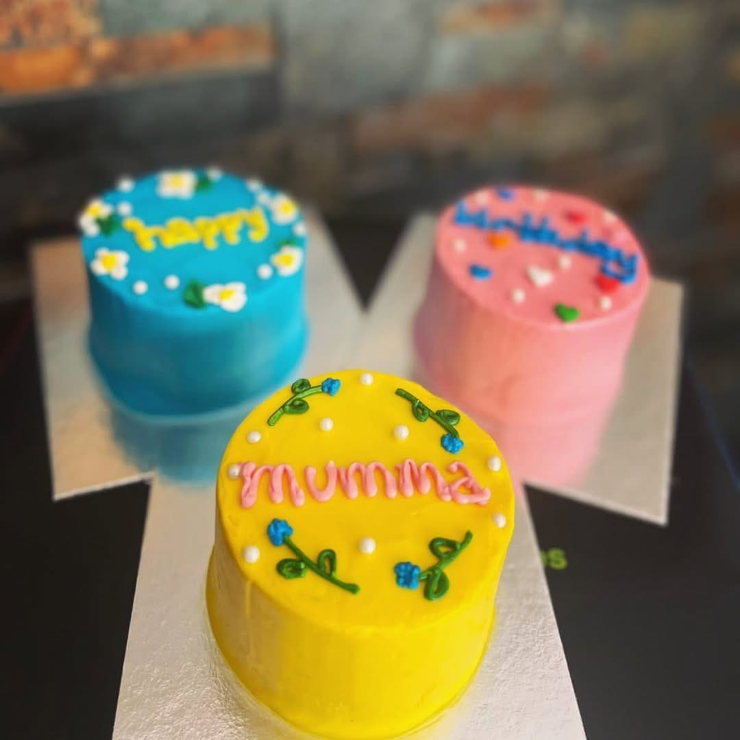 Post 8 by Looshi's Bakery | Macarons Cakes Pies on Instagram (image)