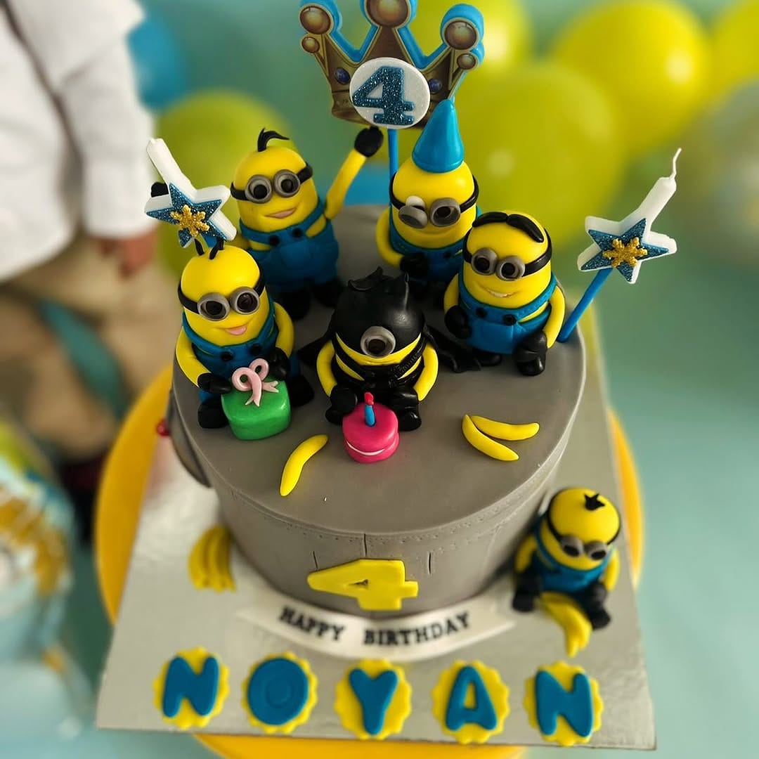 Post 5 by Looshi's Bakery | Macarons Cakes Pies on Instagram (image)