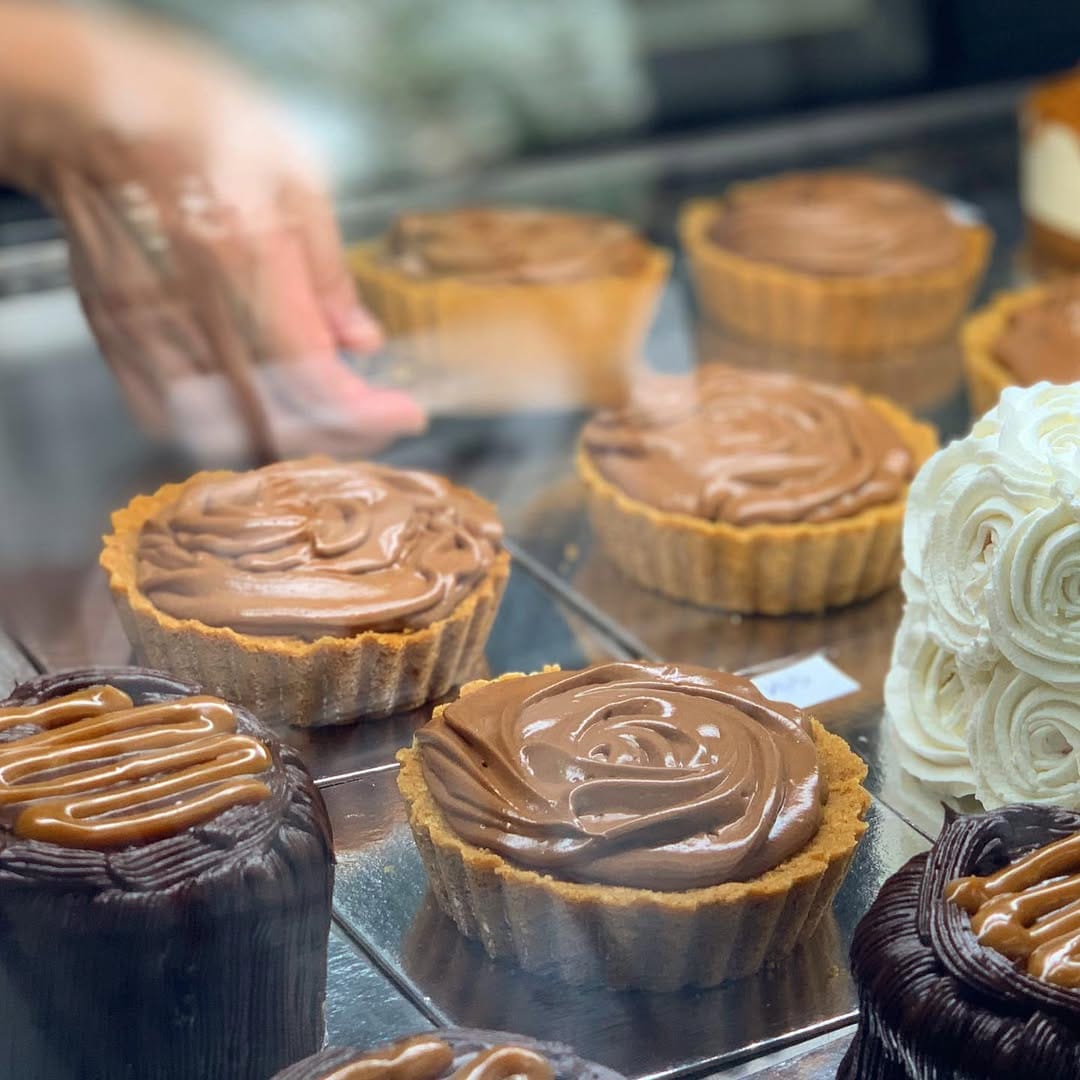 Post 10 by Looshi's Bakery | Macarons Cakes Pies on Instagram (image)