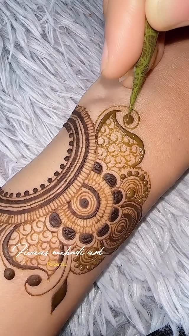 Post 1 by FIZAAS MEHNDI MAKEOVER on Instagram (video)