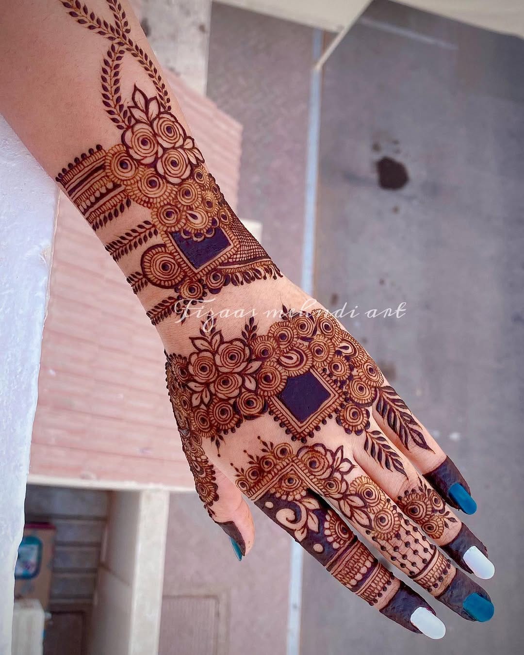 Post 10 by FIZAAS MEHNDI MAKEOVER on Instagram (image)