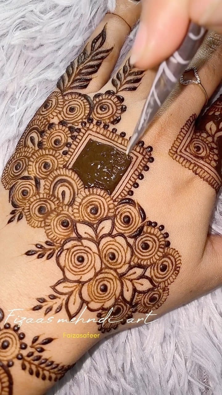 Post 9 by FIZAAS MEHNDI MAKEOVER on Instagram (video)