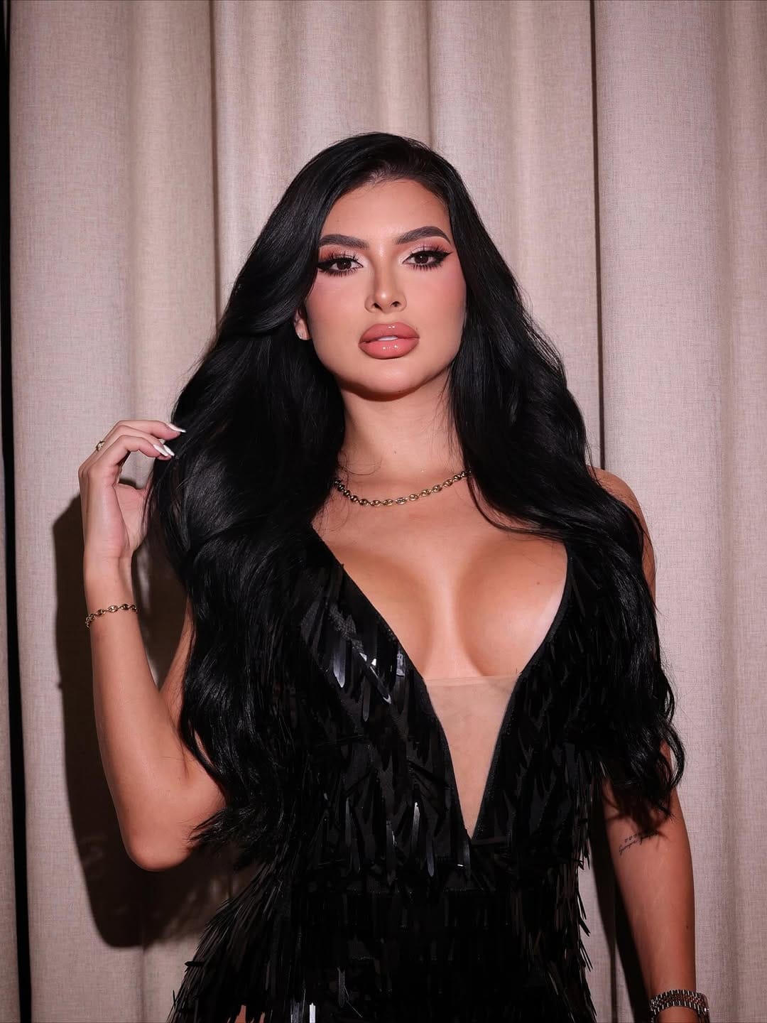 Post 5 by YOUR DREAM MAKEUP ARTIST on Instagram (carousel)