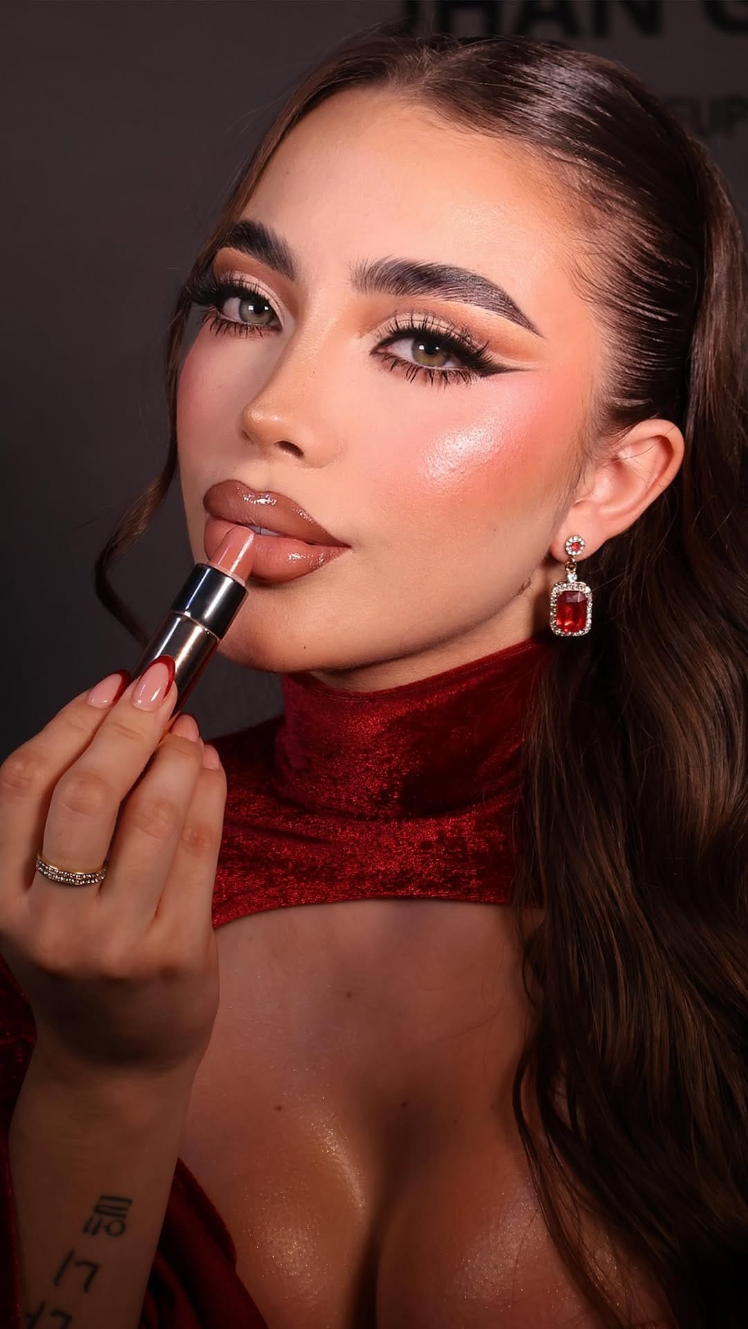 Post 2 by YOUR DREAM MAKEUP ARTIST on Instagram (video)