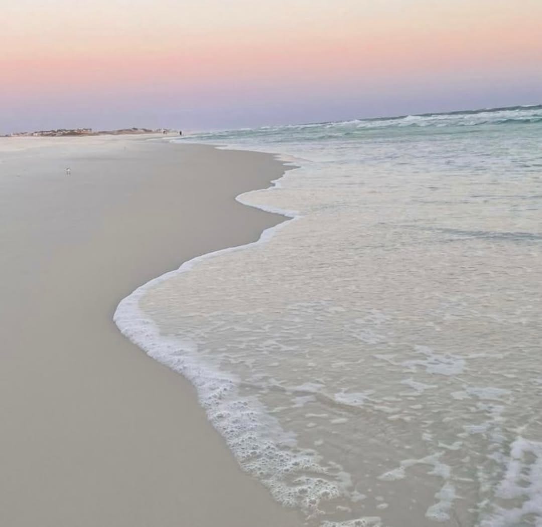 Post 5 by 𝐌𝐢𝐧𝐚 on Instagram (image)