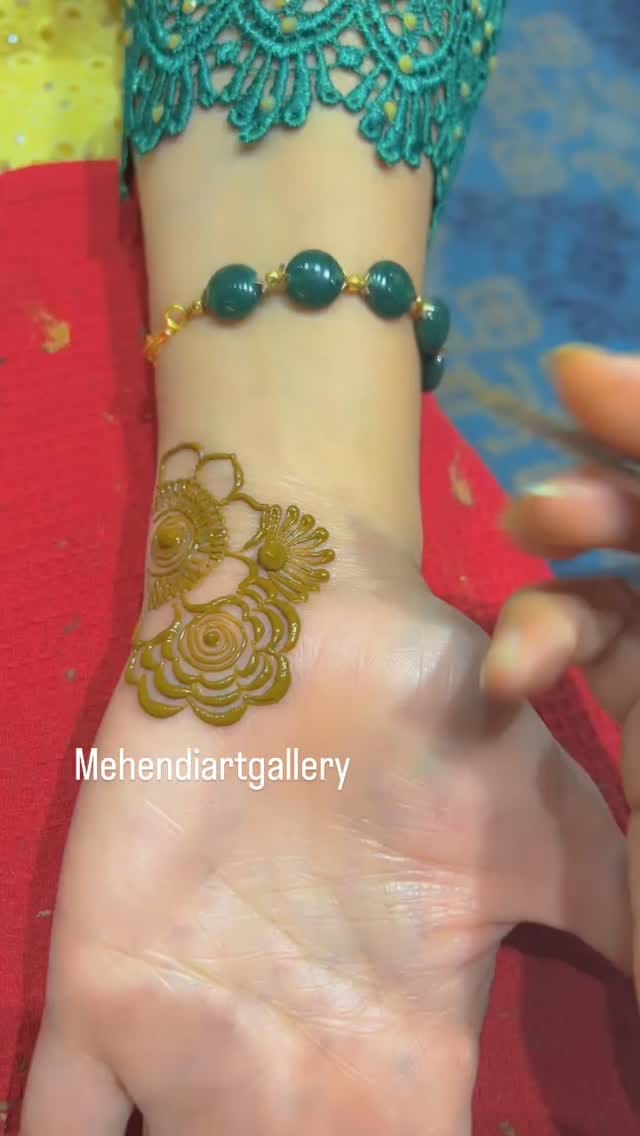 Post 4 by Mehendiartgallery on Instagram (video)
