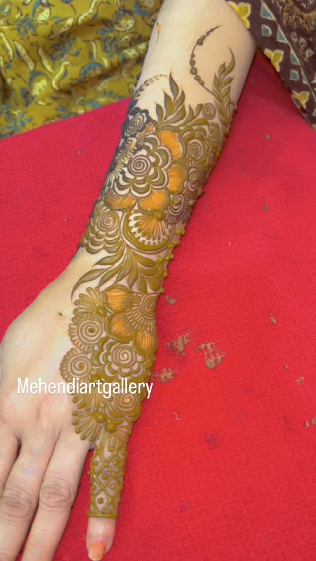 Post 7 by Mehendiartgallery on Instagram (video)
