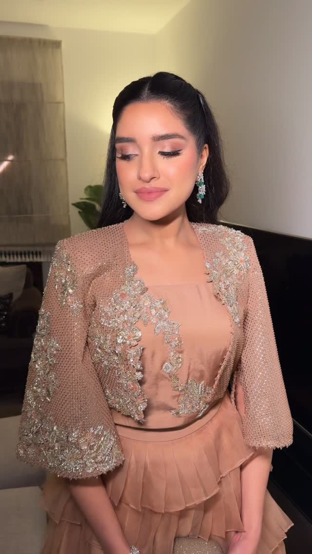 Post 6 by Dubai HMUA | Neelam Kinger on Instagram (video)
