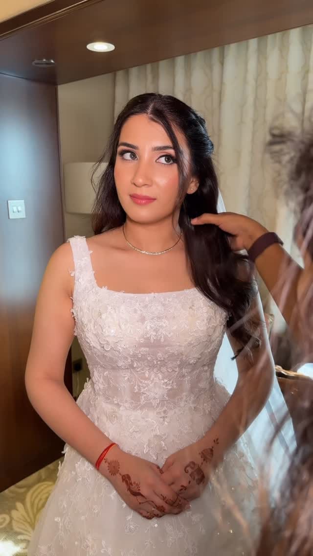Post 2 by Dubai HMUA | Neelam Kinger on Instagram (video)