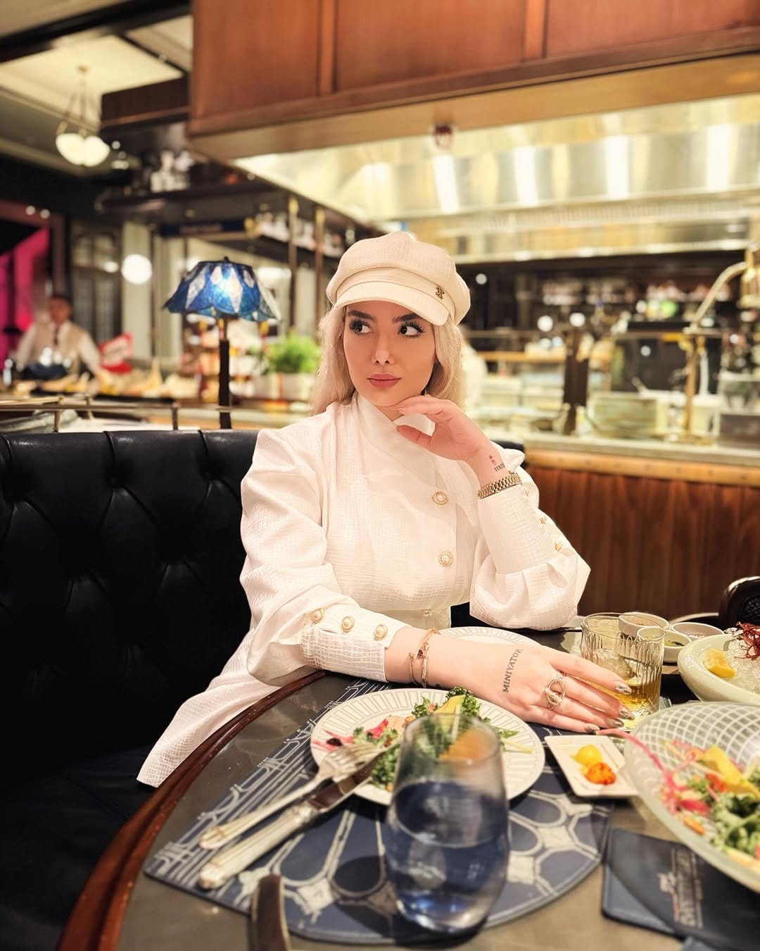 Post 4 by @min_mahdavi on Instagram (carousel)