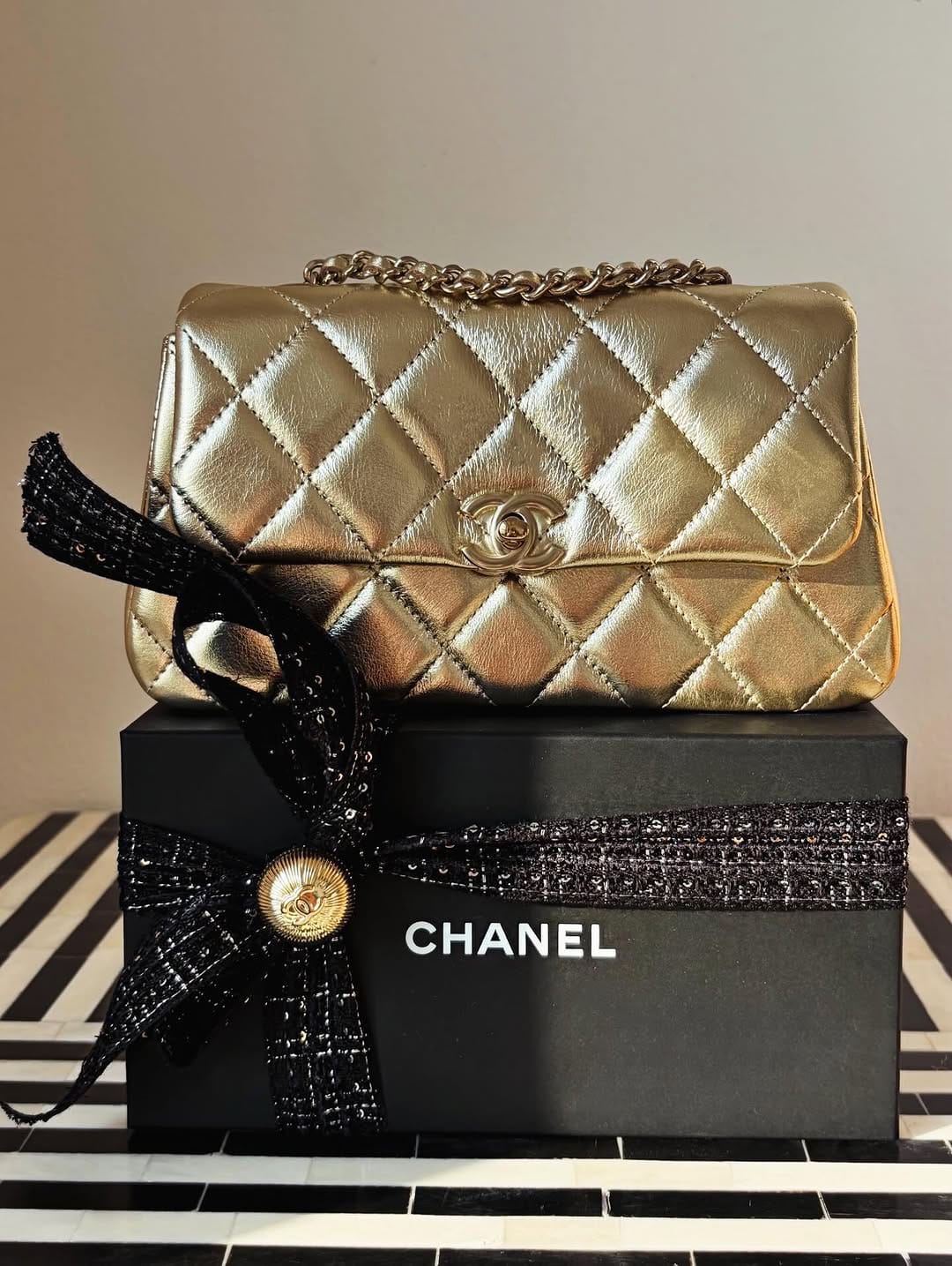 Post 6 by D Ø N N Λ on Instagram (carousel)