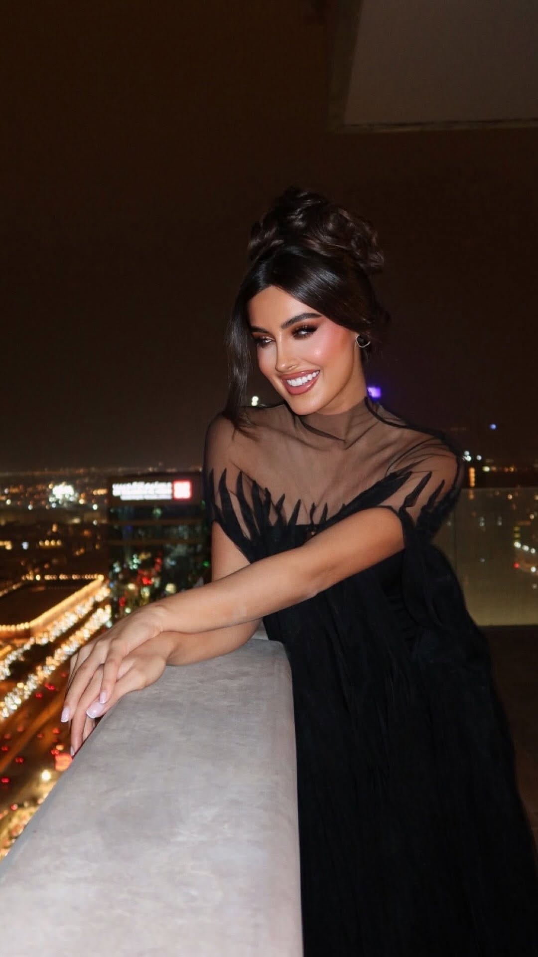 Post 2 by Hala Makeup Artist💄 on Instagram (video)