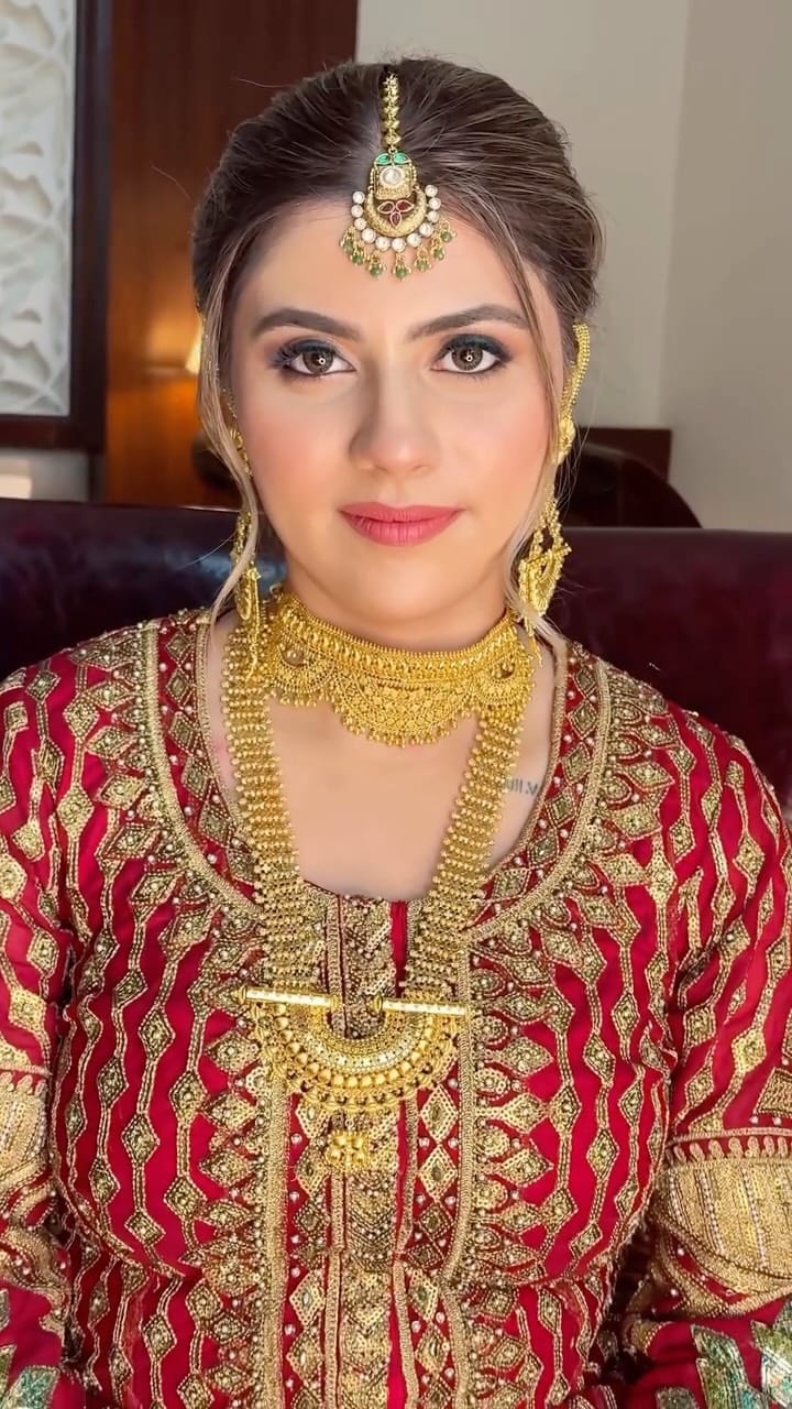 Post 6 by Parul Duggal / Bridal Makeup Artist on Instagram (video)