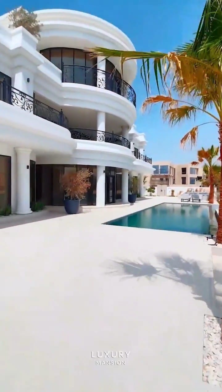 Post 1 by LUXURY MANSION on Instagram (video)