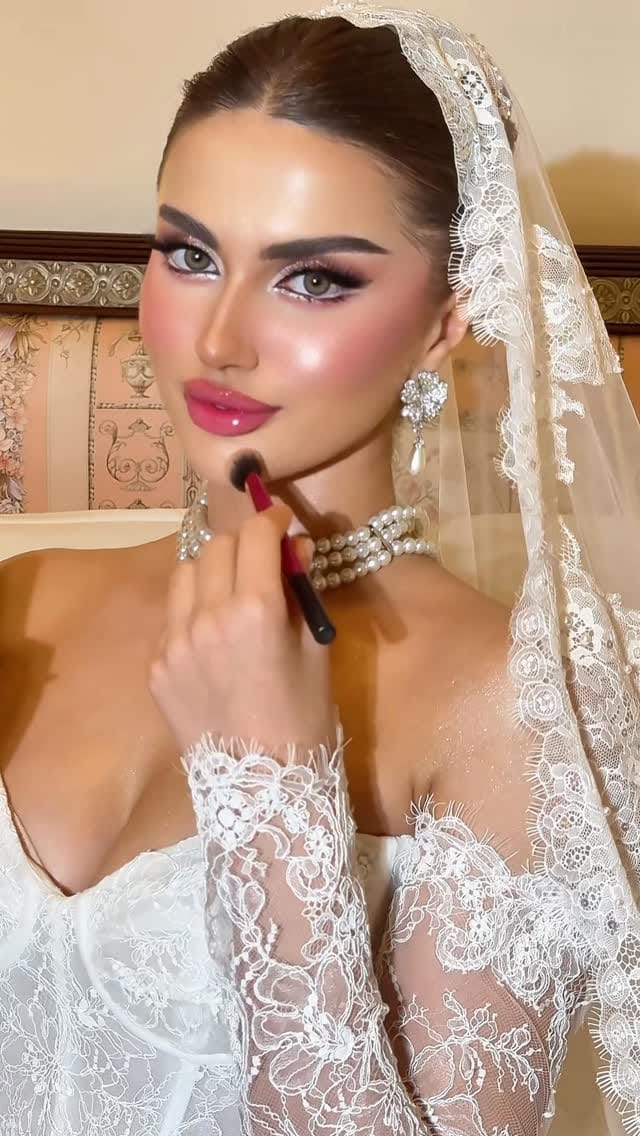 Post 3 by almaha makeup artist on Instagram (video)