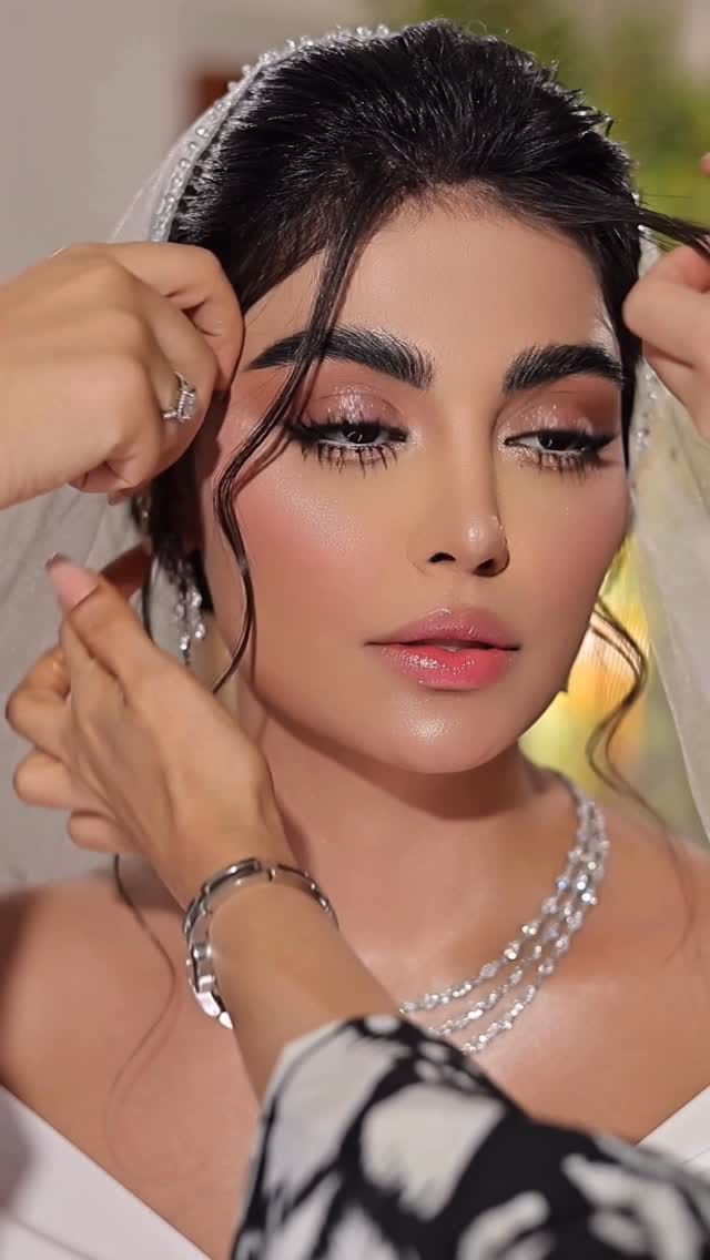 Post 2 by Alhoor Make Up Artist 🇦🇪 on Instagram (video)