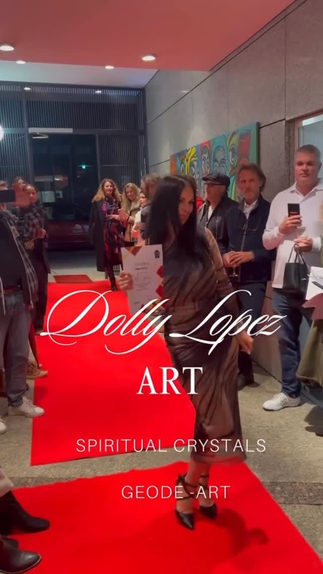 Post 9 by Dolly Lopez ART | Crystal & Resin Specialist | Luxury Home Decor on Instagram (video)
