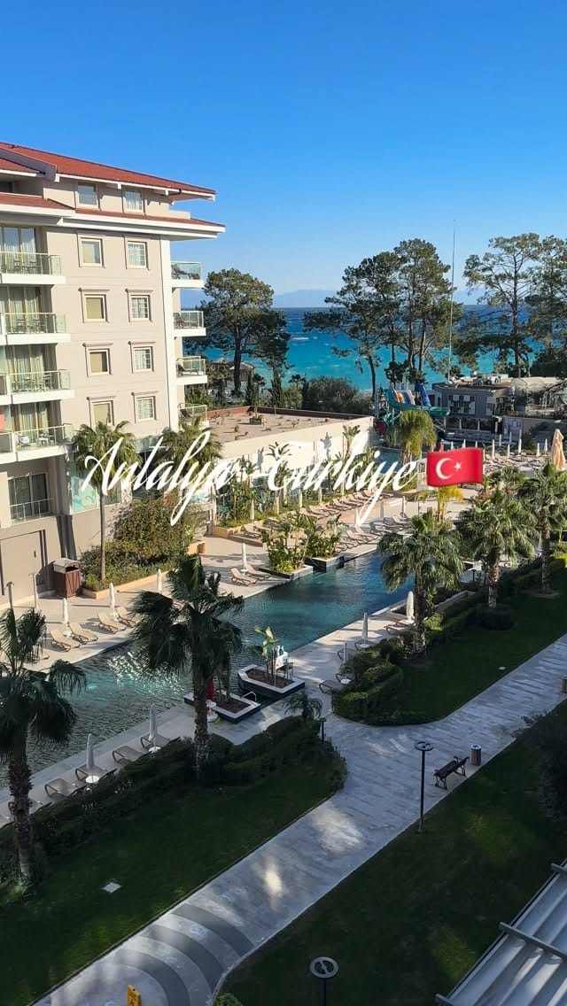 Post 1 by Dolly Lopez ART | Crystal & Resin Specialist | Luxury Home Decor on Instagram (video)