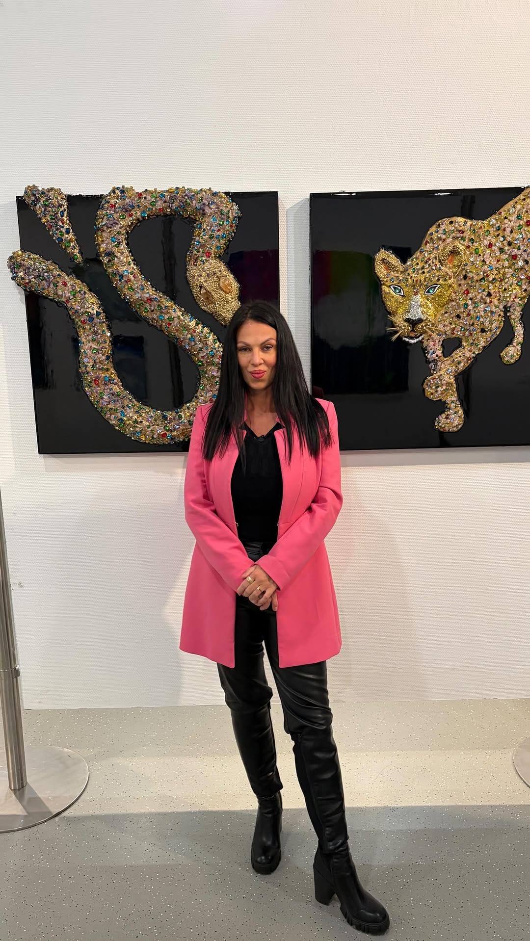 Post 8 by Dolly Lopez ART | Crystal & Resin Specialist | Luxury Home Decor on Instagram (video)