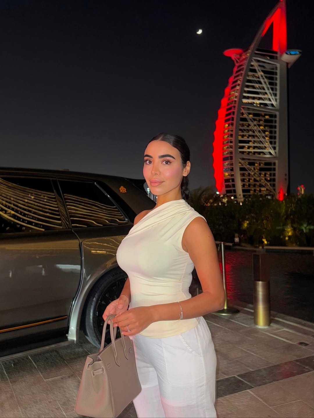 Post 6 by Dina Lambarki on Instagram (carousel)