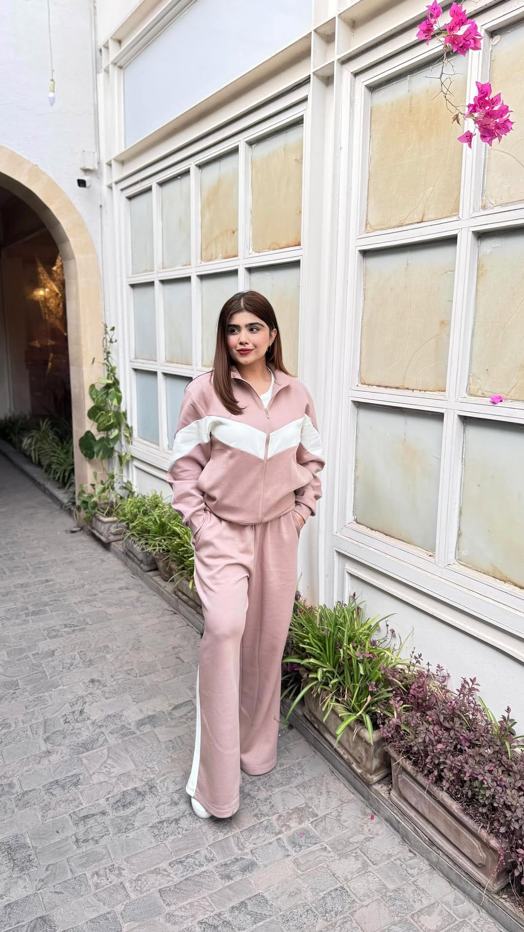 Post 6 by Anum Zafar on Instagram (video)