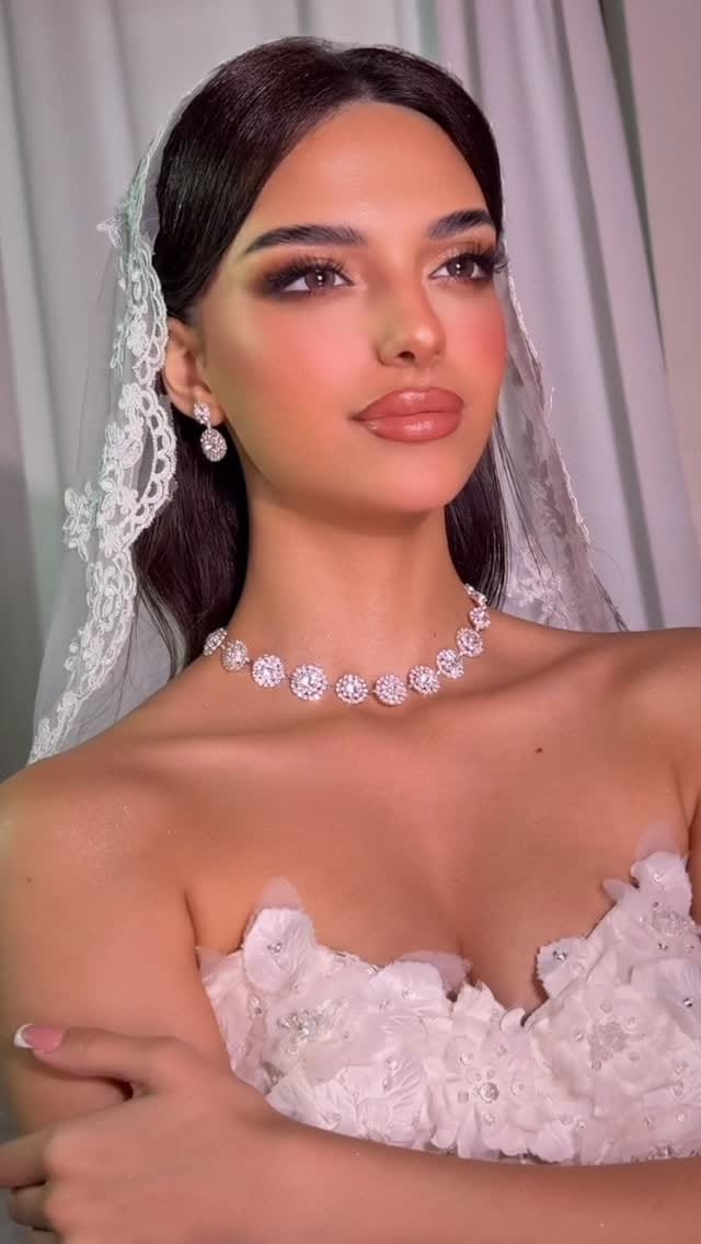 Post 6 by Dubai Makeup artist on Instagram (video)