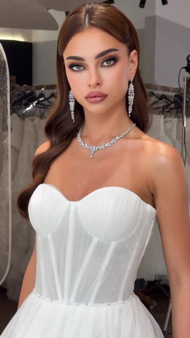 Post 2 by Dubai Makeup artist on Instagram (video)