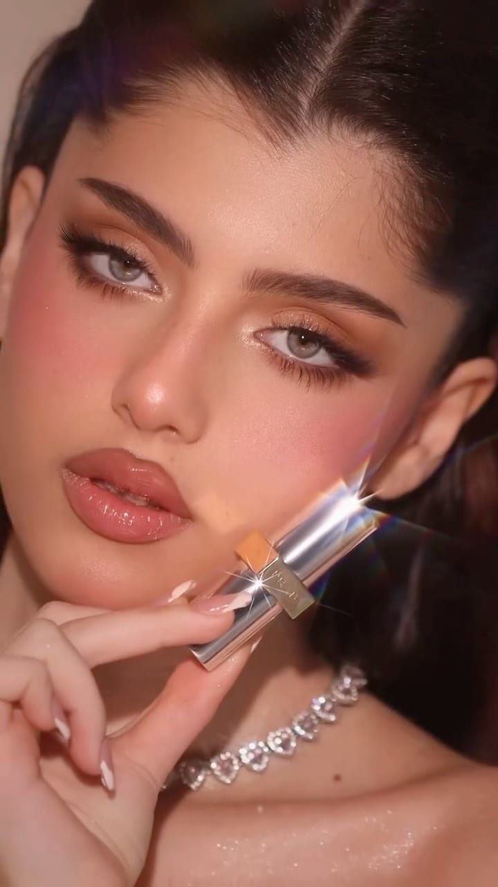 Post 5 by Dubai Makeup artist on Instagram (video)