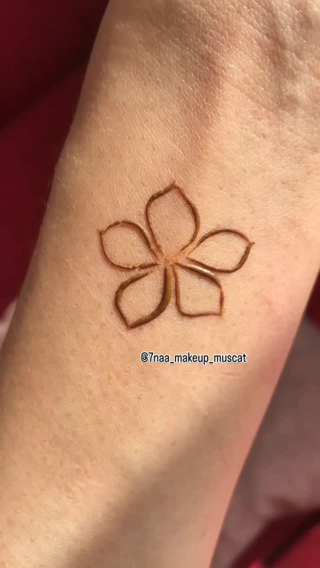 Post 5 by henna/نقش حنة on Instagram (video)