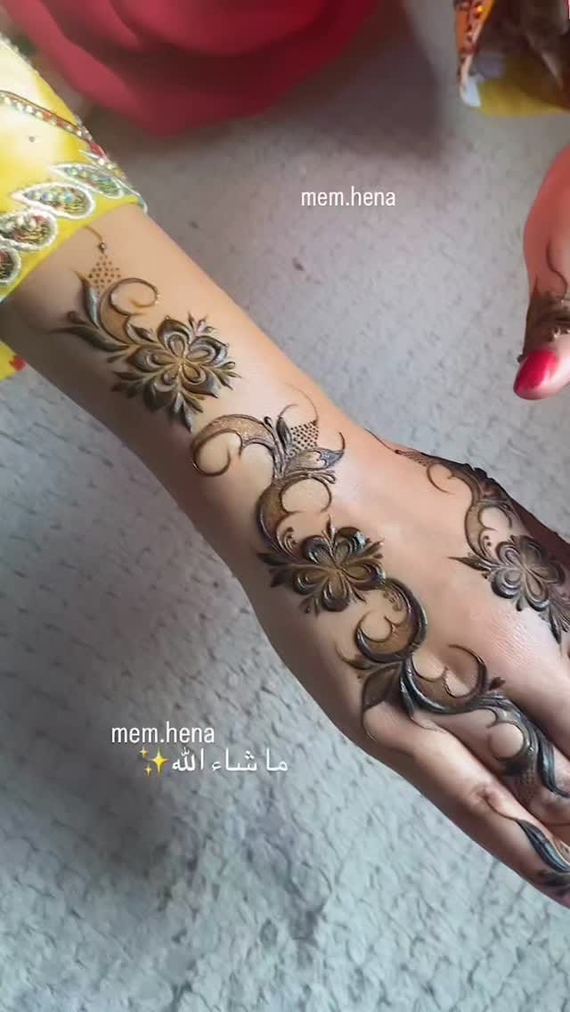 Post 7 by henna/نقش حنة on Instagram (video)