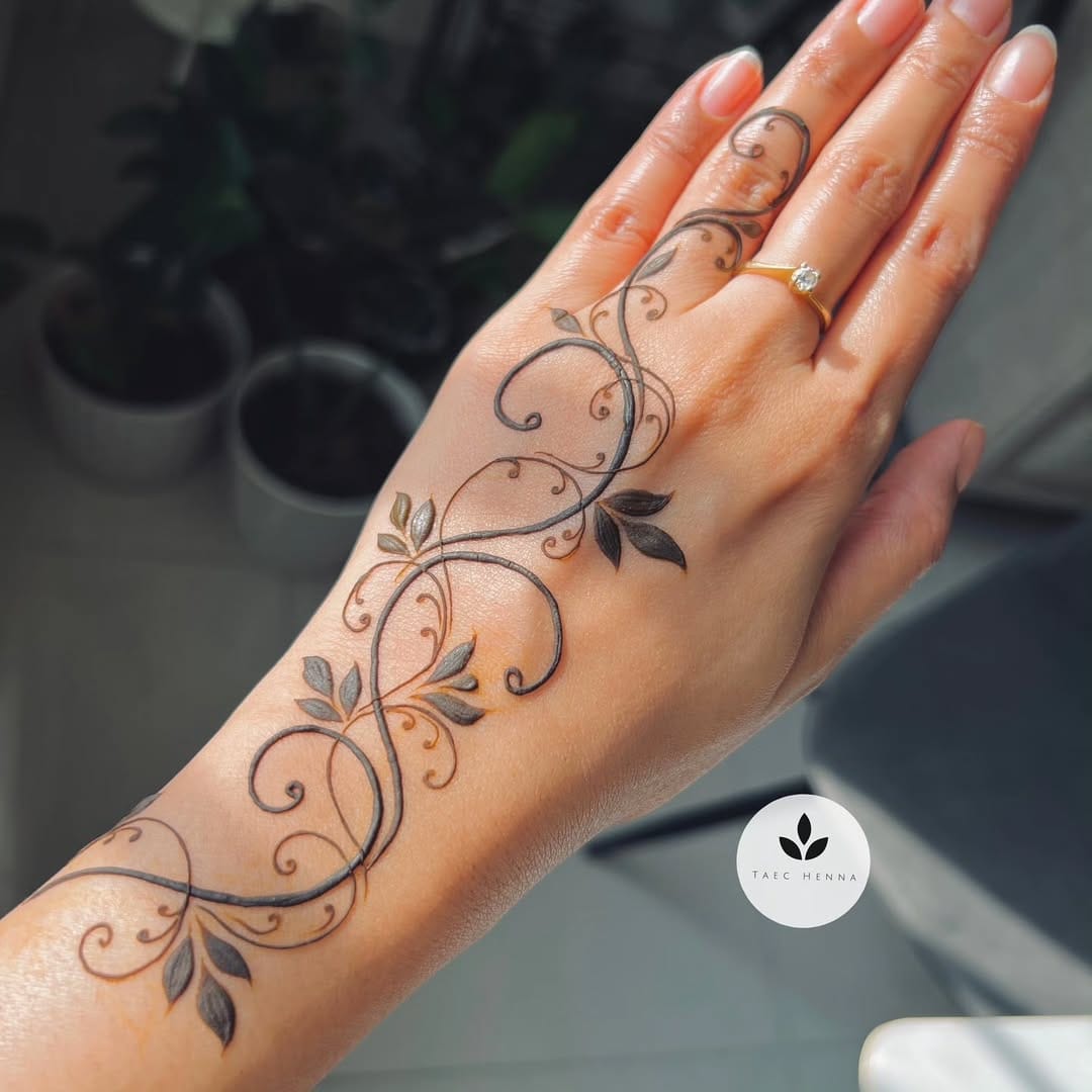 Post 4 by henna/نقش حنة on Instagram (image)