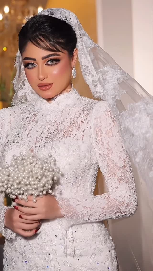 Post 6 by Makeup Artist Eman Alnaqbi on Instagram (video)