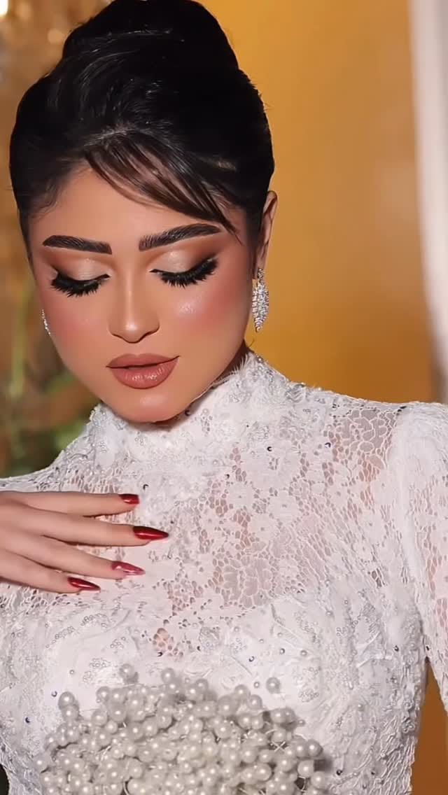 Post 3 by Makeup Artist Eman Alnaqbi on Instagram (video)