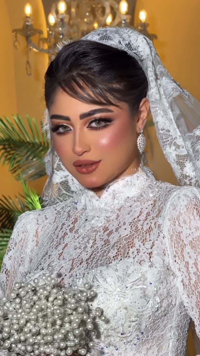 Post 8 by Makeup Artist Eman Alnaqbi on Instagram (video)