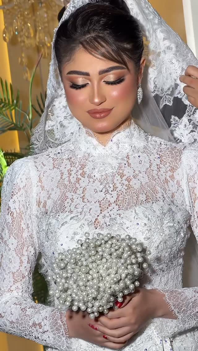 Post 7 by Makeup Artist Eman Alnaqbi on Instagram (video)
